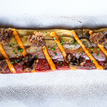 Coca d’escalivada amb sardines i romesco
